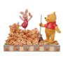 Figura enesco disney ursinho pooh pooh e leitão coletando folhas de outono